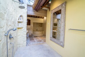 Bathroom - Best Location! 3BD Villa, Central Seminyak! - 3Min Walk To Eat Street! W/Pool! (seminyak)
