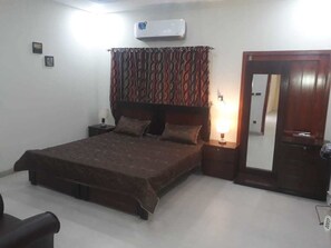 Egyptian cotton sheets, premium bedding, down duvets - Combat House (Rawalpindi)