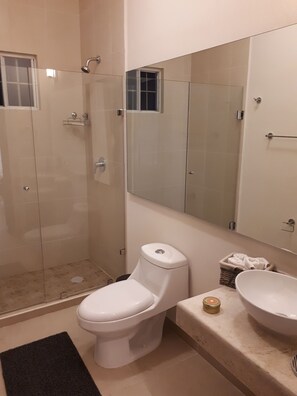 Een douche, een haardroger, handdoeken