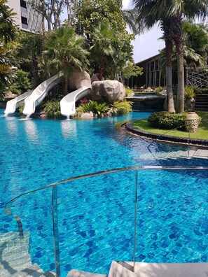 Indoor pool, 3 outdoor pools, open 7:30 AM to 8:00 AM, free pool cabanas - Riviera Pattaya Beach (Pattaya)