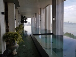 Indoor pool, 3 outdoor pools, open 7:30 AM to 8:00 AM, free pool cabanas - Riviera Pattaya Beach (Pattaya)