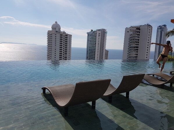 Indoor pool, 3 outdoor pools, open 7:30 AM to 8:00 AM, free pool cabanas - Riviera Pattaya Beach (Pattaya)