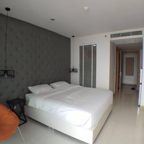 Condo luxo, vista parcial para o mar | 1 quarto, cortinas blackout, Wi-Fi de cortesia, roupa de cama