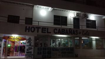 Vista frontal de la propiedad por la tarde o noche