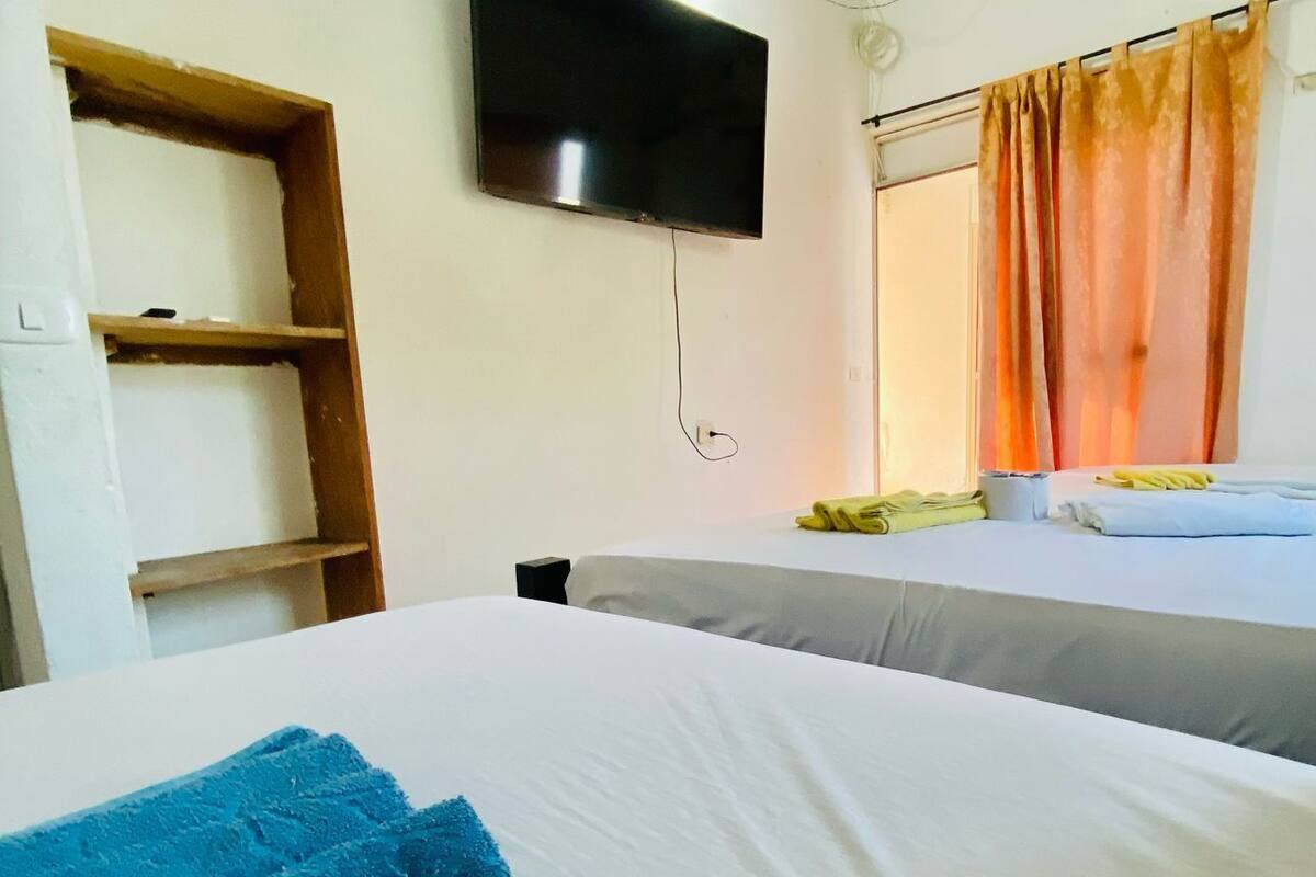 Quadruple Room, Multiple Beds (With A/C) | Bộ đồ giường kháng dị ứng, nệm Tempur-Pedic, màn/rèm cản sáng