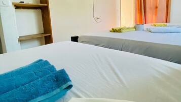 Quadruple Room, Multiple Beds (With A/C) | Ropa de cama hipoalergénica, camas Tempur-Pedic y cortinas blackout