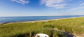 Wake up on the Beach! Classic Cape Cod Waterfront Cottage