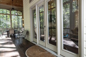 Outdoor dining - Luxury Secluded Family Retreat (Apex)