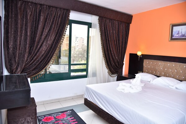 إطلالة على الشارع