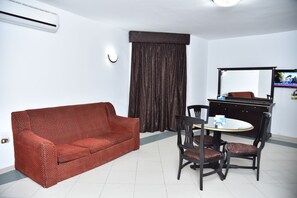 خزنة داخل الغرفة وستائر تعتيم وتجهيزات عازلة للصوت وواي فاي مجانًا