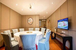 Petit déjeuner, déjeuner et dîner servis sur place