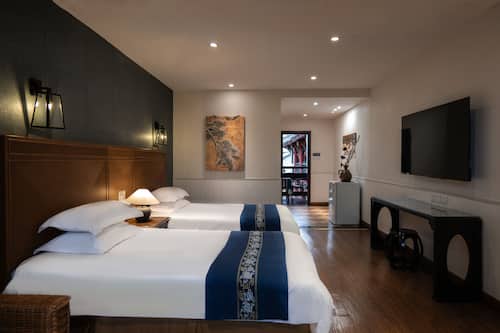 Habitación City con 2 camas individuales | Zona de estar | Una televisión de pantalla plana