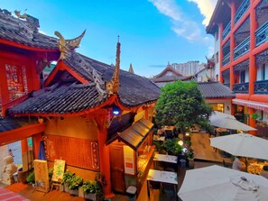 Standard Triple Room | Courtyard view - Chengdu Wenjun courtyard Hotel (Chengdu)