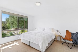 4 bedrooms, iron/ironing board - Wallis by the sea I Pet Friendly (Anglesea)