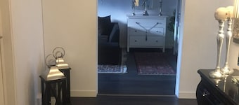 mysigt sovrum med stor tillgång till kollektivtrafik