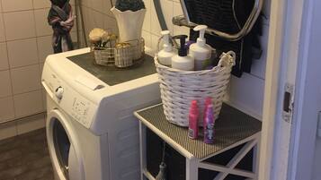 Mikrovågsugn, diskmaskin, kaffe- och tebryggare och grytor/köksredskap