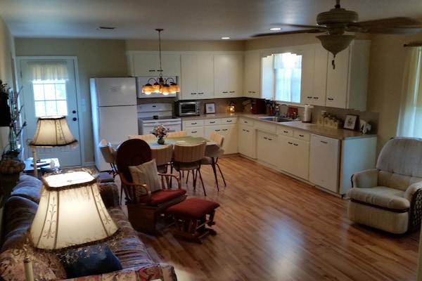 Télévision, lecteur de DVD, livres, vidéothÚque