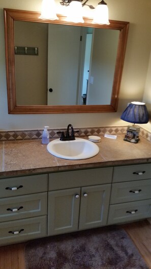 Een douche, een haardroger, handdoeken, zeep