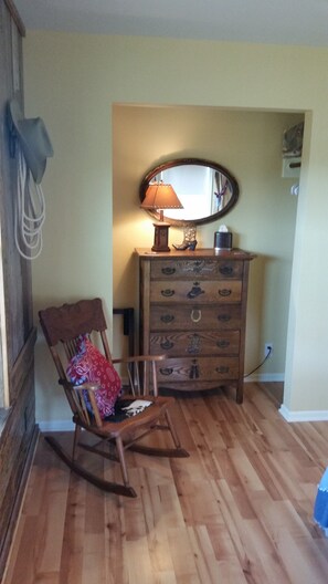 Interior - Restful Country Charm World Renown Antiquing Concerts and Shakespearean plays (Burton)