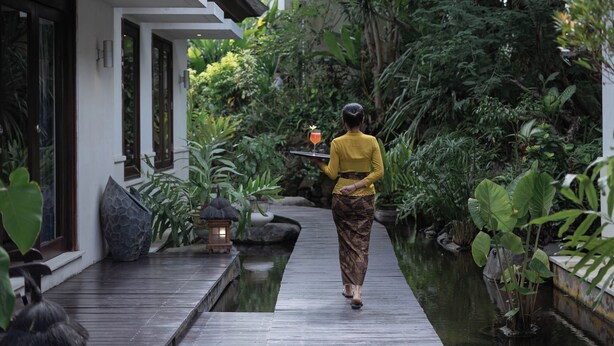 A pathway leading to a house with a garden and a small pond. - Beach Club House, 7 Bdrm, Close To Beach, Sunsets (Canggu)