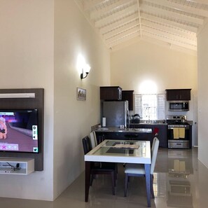 Fridge, microwave, oven, stovetop - Vacation home Stonebrook Manor (Florence Hall)