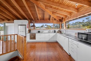 ثلاجة، ميكروويف، فرن، موقد طهي مسطح