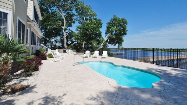 Pool - Spacious 5BR home on the Intracoastal in Sunset Beach, perfect for family getaways! (Sunset Beach)