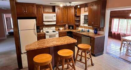 Gator Hole: Old-Florida Cabin Feeling 2-bedroom, 1.5-bath house, sleeps 4.