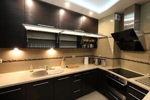 Een koelkast, een magnetron, een oven, een kookplaat