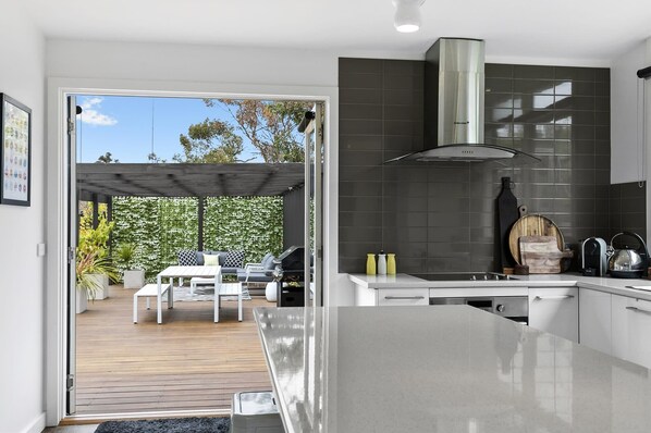 Fridge, microwave, oven, dishwasher - Golf Retreat I Pet Friendly I Close to Golf Course (Anglesea)