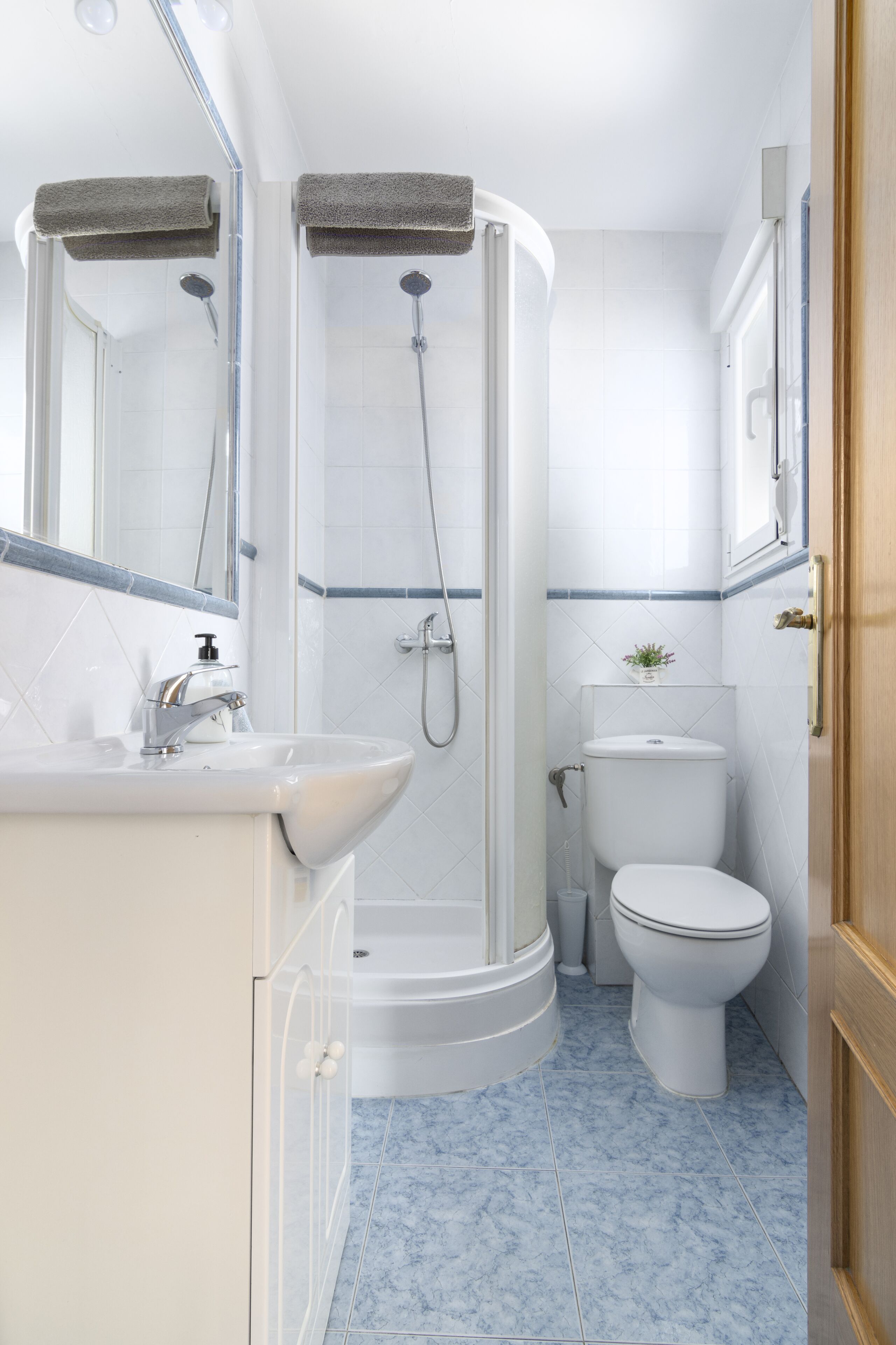 Un baño moderno con ducha, inodoro y lavamanos.