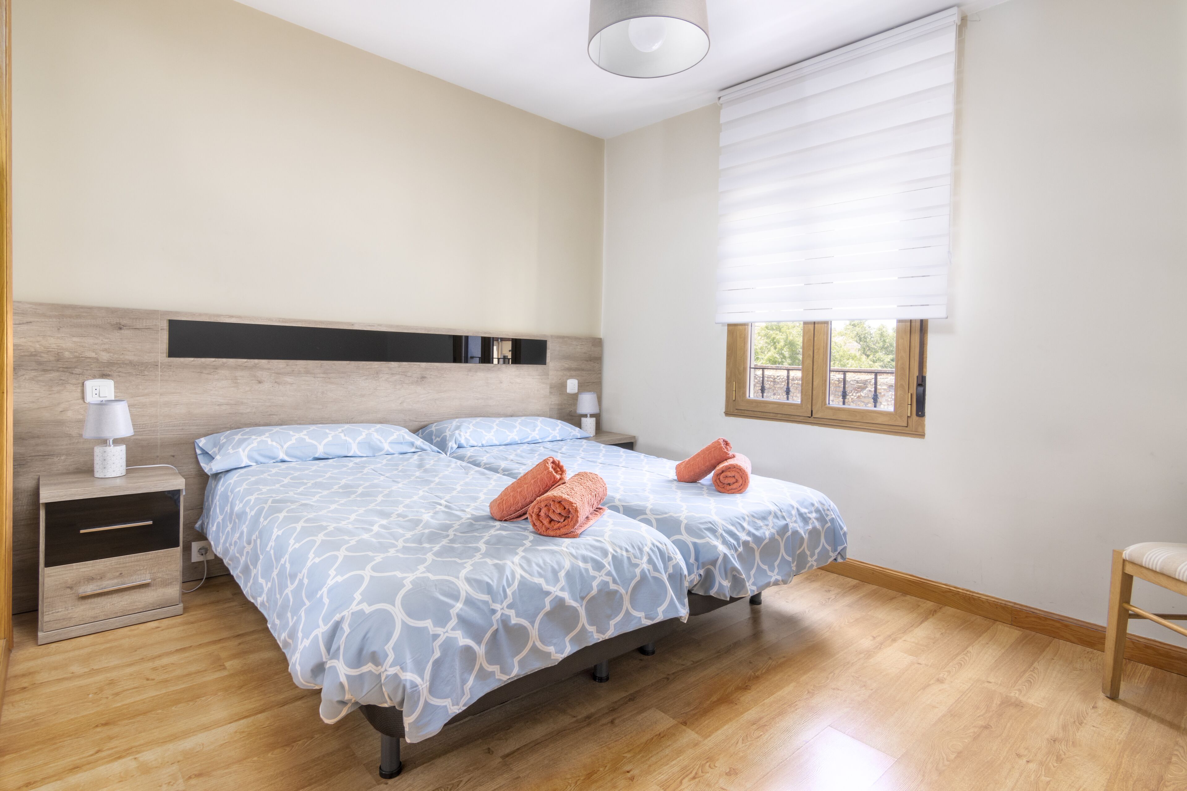 2 slaapkamers, een bureau, een strijkplank/strijkijzer, reisbedje