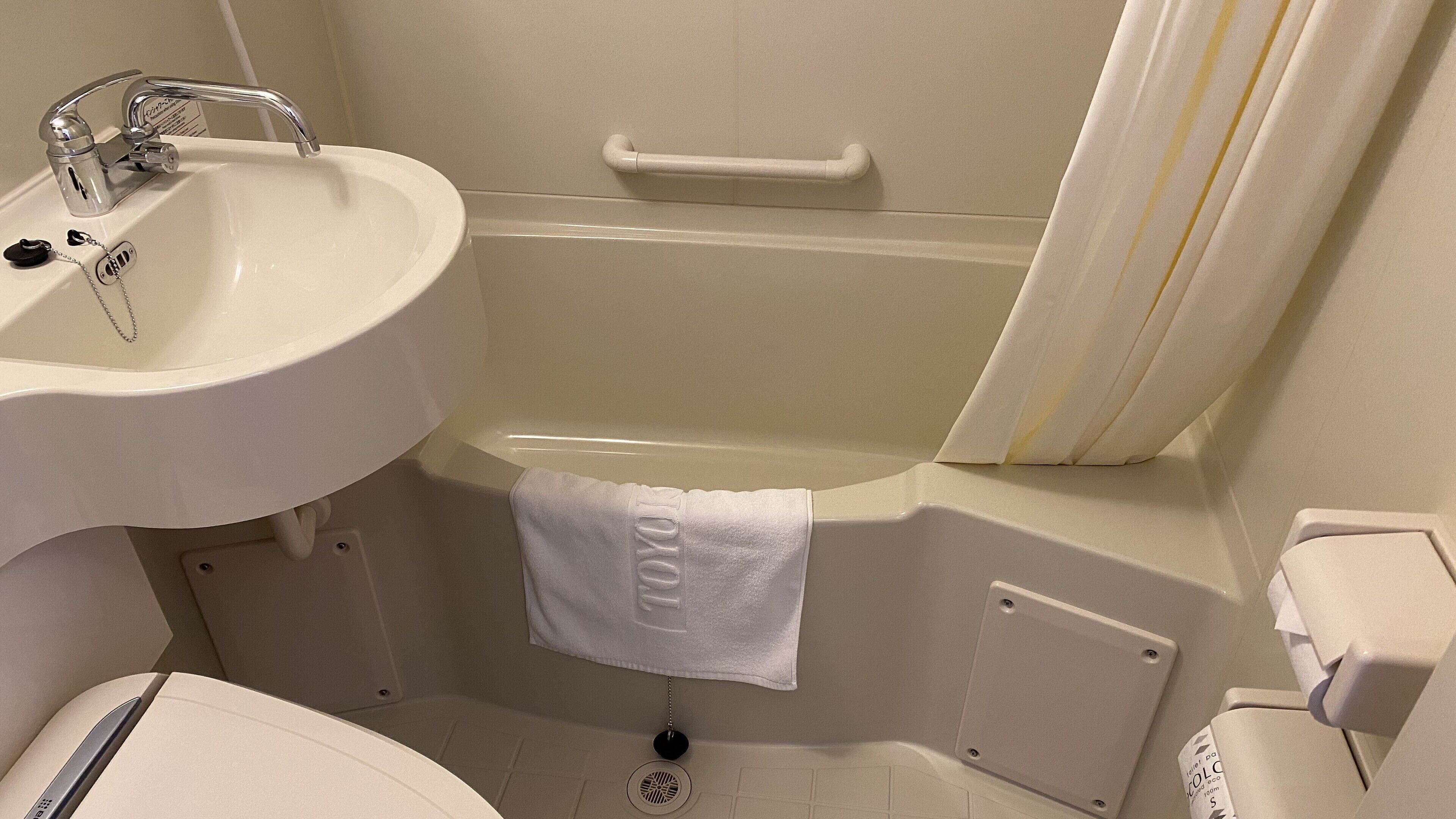 combined shower/bathtub, rainfall showerhead, free toiletries