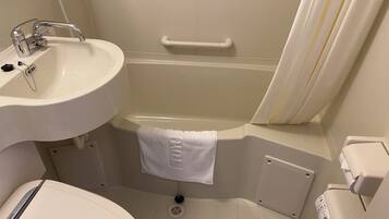 Combined shower/bathtub, rainfall showerhead, free toiletries