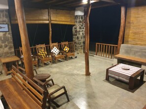 Lobby sitting area - Jungle House Udawalawe Holiday Lodge (Udawalawa)