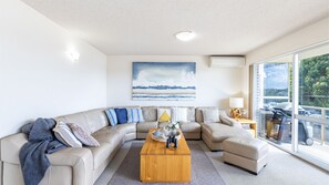 Smart TV - Laman Lodge, 1,15 Laman Street - Stunning Views, air conditioned unit with water views and Wifi (Nelson Bay)