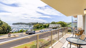 Outdoor dining - Laman Lodge, 1,15 Laman Street - Stunning Views, air conditioned unit with water views and Wifi (Nelson Bay)