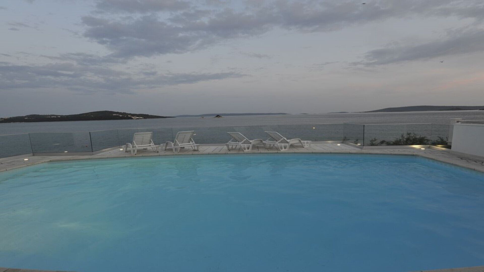 Ulkouima-allas, lämmitetty uima-allas