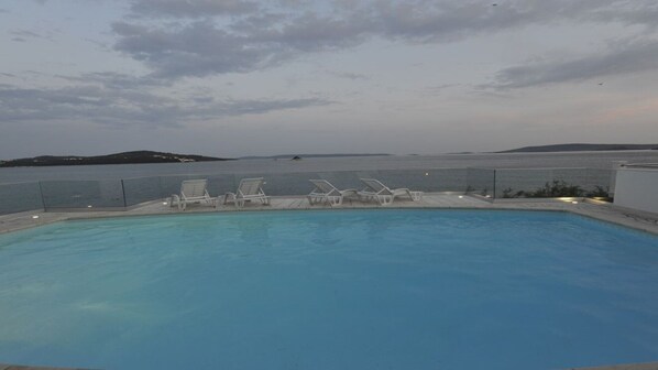 حمّام سباحة خارجي، حمّام سباحة مُدفَّأ