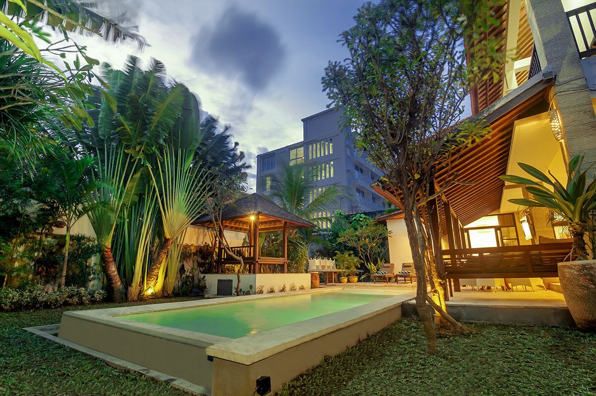 Una piscina al aire libre