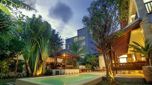 A modern building with a swimming pool surrounded by tropical plants. - Magical Estate, Walk to Seminyak Beach (Seminyak)