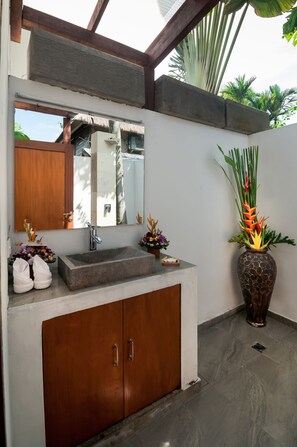 Dusche, Haartrockner, Bidet, Handtücher