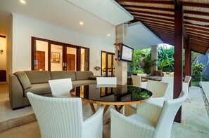 Outdoor dining - Magical Estate, Walk to Seminyak Beach (Seminyak)