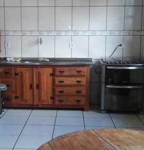 Microwave, cookware/dishes/utensils