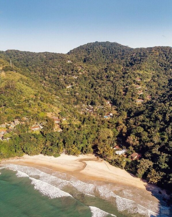 Nær stranden, solsenger og strandhåndklær
