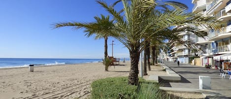 Una spiaggia nelle vicinanze