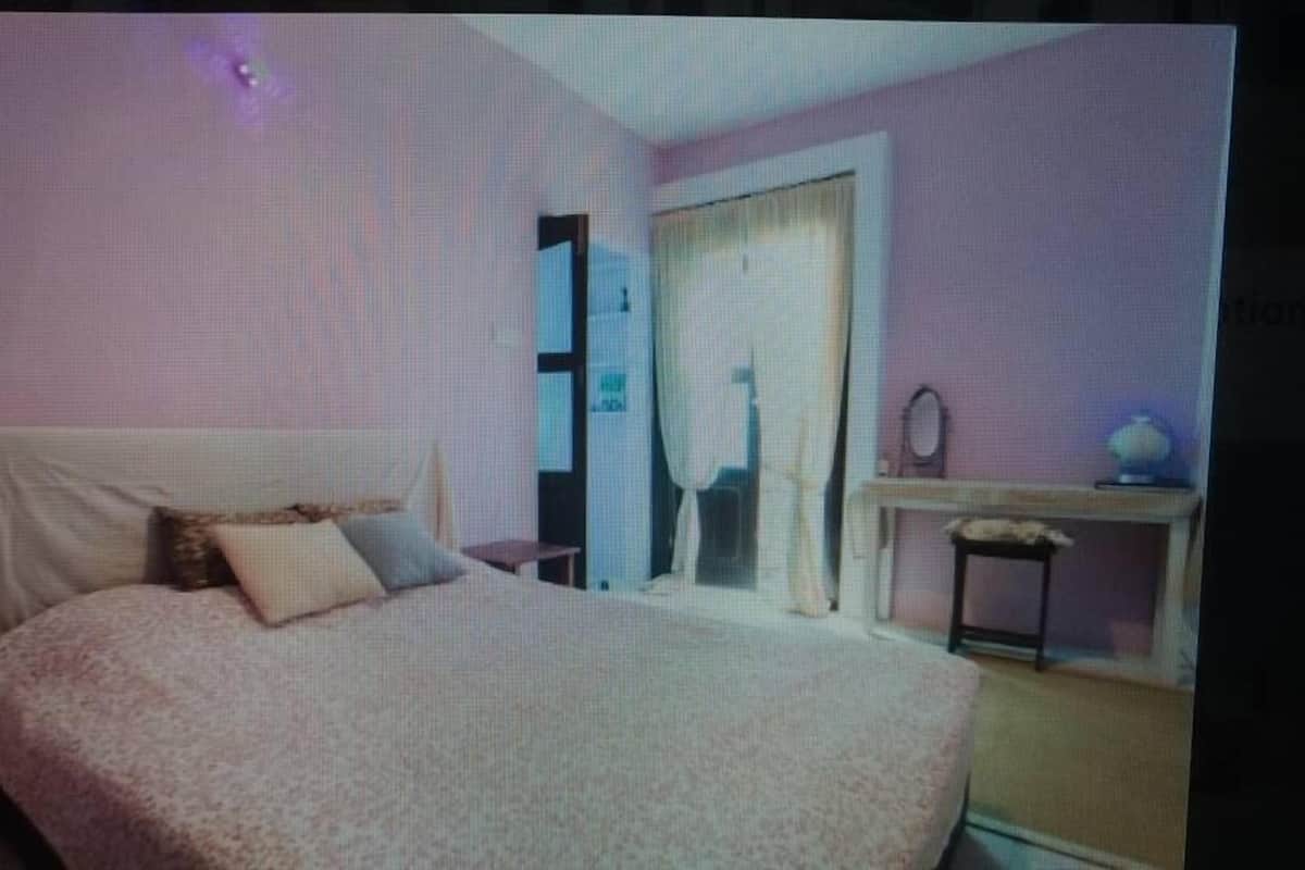 Master Bedroom, 1 Queen Bed, Mountain View  | Soundproofing, individually furnished, bed sheets