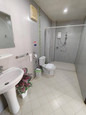 Chambre Deluxe | Salle de bain | Douche, articles de toilette gratuits, serviettes fournies