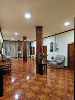 Habitación estándar | Zona de estar | Televisión de pantalla plana de 32 pulgadas con canales por cable