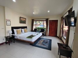 Habitación Deluxe | Cortinas opacas, wifi gratis, ropa de cama